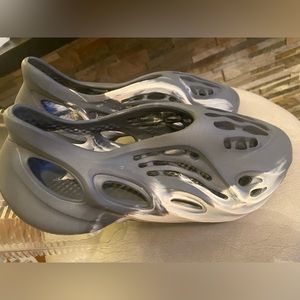 (NWOT) EEZY UNISEX MARBLED FOAM RUNNERS EURO 42 US MENS 8.5 WOMENS 11.5 (NWOT)